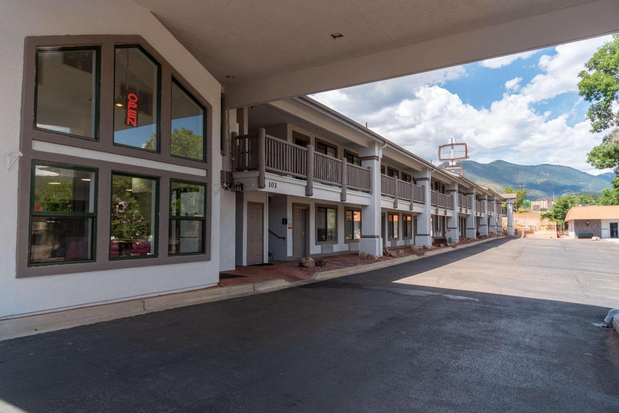 Quality Inn & Suites Manitou Springs At Pikes Peak Экстерьер фото